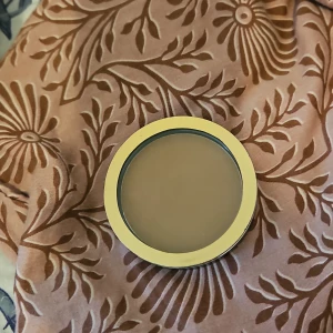 Bronzer och Rouge från Ronald A/S - Säljer en bronzer och en rouge från Ronald A/S. Bronzer i en naturlig brun nyans och rouge i en varm rosa ton. Båda produkterna väger 7 g och kommer i en kompakt förpackning. Perfekt för att ge ansiktet en fräsch och solkysst look.