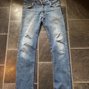 Blå jeans från Jacob Cohen - Unika och snygga ljus blå jeans från Jacob Cohen. Passar perfekt runt 185!✌️ Skriv vid minsta fundering, tar byten🙌