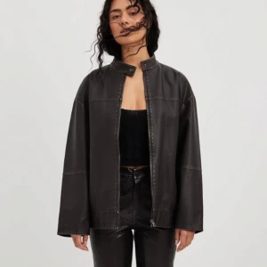 Brun oversized skinnjacka - Snygg mörkbrun skinnjacka med dragkedja och hög krage. Jackan har en avslappnad passform och långa ärmar. Perfekt för en cool och stilren look och passar till allt! Kan skicka egna bilder på den. Knappt använd men har något litet skavt i tyget på ett ställe, men syns knappt! Nypris 1100kr 