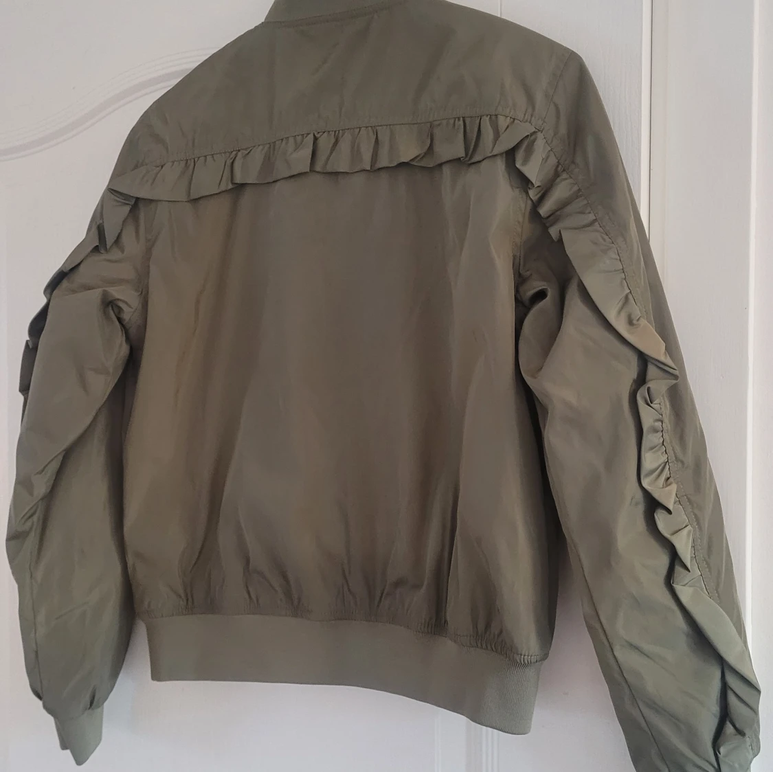 Olivgrön bomberjacka med volangdetaljer - 1