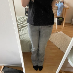 Grå bootcut jeans - Snygga grå bootcut jeans från Lager 157. Helt nya utan prislapp då jag aldrig hann ha dom innan de blev försmå. 