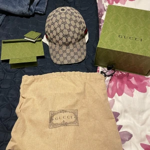 Gucci keps - Gucci keps beige blå köpt från Köpenhamn för några månader sen 2024 använd ett par gånger kvitto finns även inga skador nästan som helt ny boxen och dustbagen följer med nypris 5700kr mitt pris 4000kr