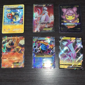 Samling av Pokémonkort - Stor samling av Pokémonkort inklusive flera holografiska och sällsynta kort. Perfekt för samlare eller spelare som vill utöka sin kollektion. Kort från olika serier och generationer ingår. Kontakta för fler detaljer eller bilder.