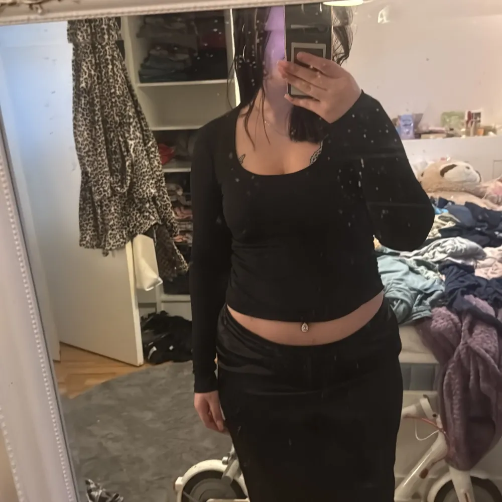 Säljer en svart långärmad topp från Shein. Toppen har en tight passform och är tillverkad i ett ribbat material. Perfekt för en stilren look. Hör av dig vid intresse!. Neuletakit & Villapaidat.