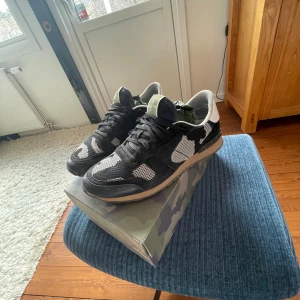 Valentino rockrunners  - INTRESEKOLL ‼️‼️på dessa grymt feta valentino rockrunners i topp skick (9/10), förutom en liten defekt innuti skorna vid hälen som inte märks vid användning ( se bild 5 ) skorna är ostädade på bilden och tvättas självklart innan jag skickar, om du har några frågor eller funderingar kom privat! Kom även med bud‼️‼️🔥