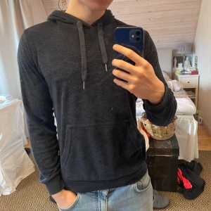 Frotté Hoodie från Brave Soul London  - Säljer en Frotté Hoodie från Brave Soul London i storlek S. Bra skick sällan använd köptes för 599