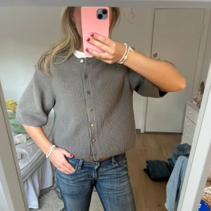 Kortärmad kofta - Sååå fin stickad, kortärmad kofta från & other stories🩷🩷🩷 brun/grå i färgen