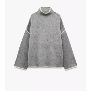 Grå polotröja med kontrastsömmar - Snygg grå polotröja med kontrastsömmar i ljus färg. Tröjan har en lös passform och långa ärmar, perfekt för kyligare dagar. Enkel och stilren design som passar till det mesta. Pris är ej hugget i sten kan gå ner vid snabb affär