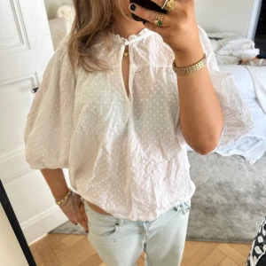 Vit blus - Superfin blus med puffärm perfekt till sommaren!!! 🌸i superfint skick!!