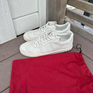 Valentino flycrew - Tja, säljer dessa fräscha vita Valentino flycrews. Storlek 42-43. Skick på skorna 8/10, små markeringar på användning.. 1 nit saknas. dustbag medföljer. Nypris ca 8000, säljs inte längre. Tveka inte på att fråga vid funderingar!