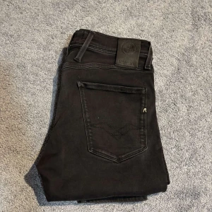 Replay anbass jeans - Riktigt feta replay jeans i modellen anbass] Storlek W30 L32] väldigt fint skick!                                          Extremt bra passform, sitter suveränt på dig runt 180cm. Hör av er vid funderingar! 