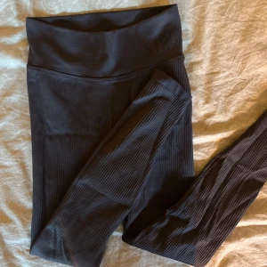 Stronger träningstights  - Mörkgråa ribbade träningstights från stronger, passar storlek S-M 🤍