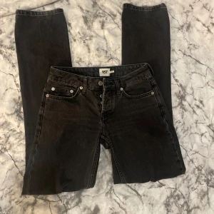 Svarta jeans - Säljer dessa svarta low waisted jeans från lager 157 då jag har växt ur dem💕