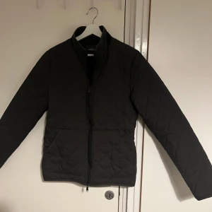 Svart quiltad jacka - Säljer nu min Olive gröna jacka från dressmann då den inte kommer till användning längre, storlek S o passar mig bra som har S. I nyskick. Passar perfekt till våren samt sommarkvällar!! Kom PM om de skulle vara några frågor! 