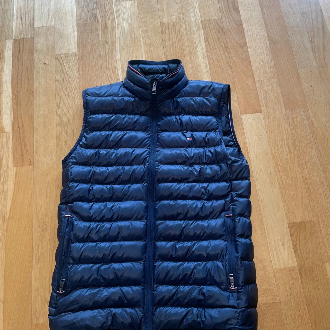 Blå dunväst från Tommy Hilfiger