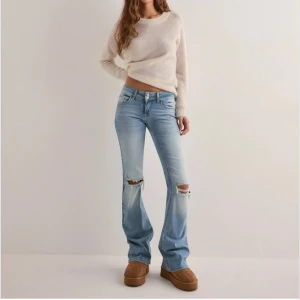 Lågmidjade jeans fårn Nelly!! - Säker nu ett par lågmidjade jeans med hål på från Nelly, superfint skick då dom endast är andvänd ca 4 gånger❣️skriv för egna bilder❣️Storlek 34❣️ Säkejr då de inte kommer till andvänding❣️