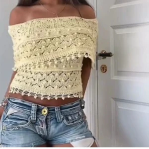 Gul offshoulder topp från Zara - Trendig gul offshoulder topp från Zara i ett vackert virkat mönster. Toppen har dekorativa detaljer med små bollar och en fin kant. Perfekt för sommarens varma dagar.