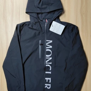 Svart vindjacka från Moncler - Säljer en snygg svart vindjacka från moncler, helt ny, oanvänd och priset kan även diskuteras via DM. Tar gärna emot byten.