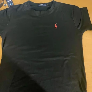 Svart Polo Ralph Lauren t shirt - Slim fit, som skulle kunna passa både dem som har storlek L och M, jätte skön o priset går o diskuteras