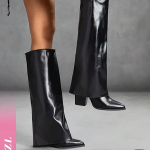 Knähöga boots - Snygga knähöga boots med klack. Stövlarna är tyvärr lite för stora för mig, vilket gör att de inte kommer till användning. Endast använda en gång!🤍