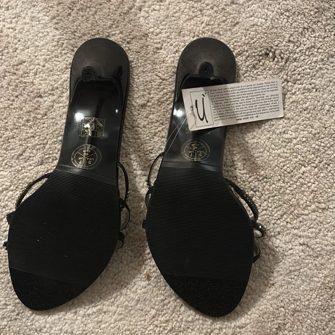 Svarta sandaler med dekoration från Unze London - 2