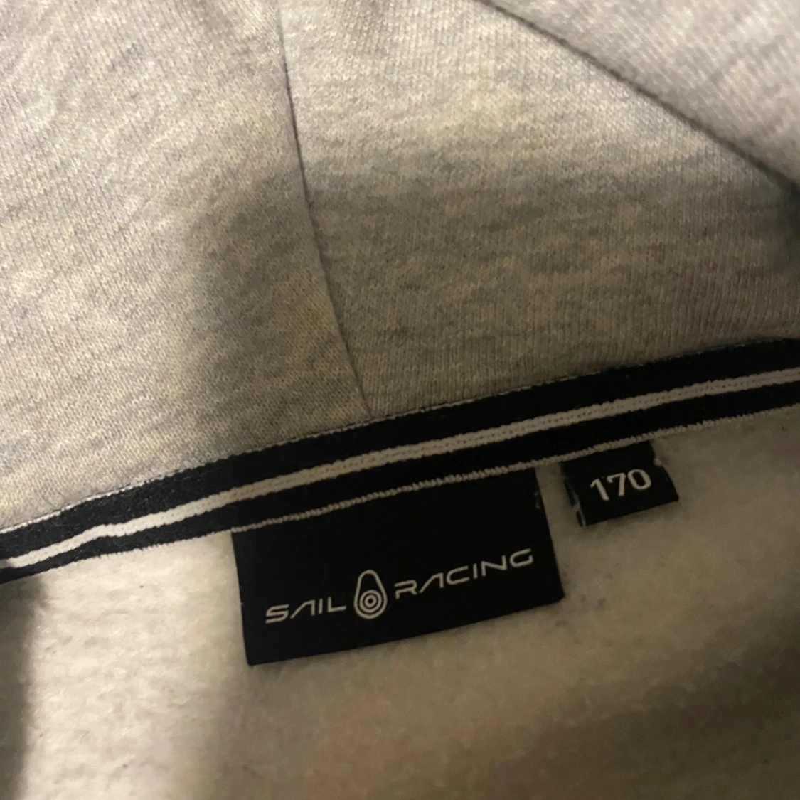 Grå hoodie från Sail Racing - 2