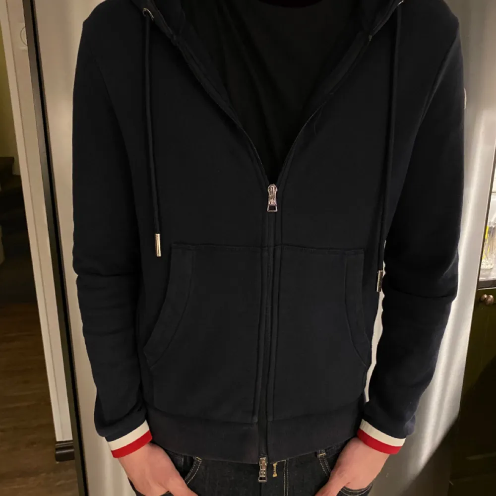 Säljer en riktigt shysst Moncler hoddie då den har växt ur mig och ligger mest i garderoben. Tröjan är i väldigt bra skick då den inte har några hål eller fläckar. Storlek M men passar S också. Säljes billigt pågrund av inget Kvitto eller låda. Vid fler frågor tveka inte på att höra av dig. Mvh Ludde. Neuletakit & Villapaidat.