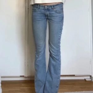 Bootcut jeans - Säljer dessa ljusblå, lågmidjade bootcut jeans från Junkyard, med dekorativa sömmar på bakfickorna. De är i nyskick, och är bara använts 1-2 gånger. Innerbenslängd 80cm, midjemått rakt över 37cm💗
