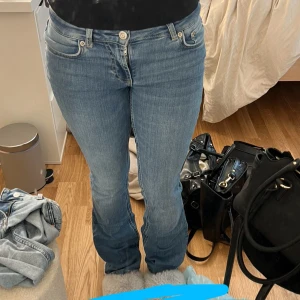 Lågmidjade jeans  - Lågmidjade jeans från Zara strl 32 men som 34