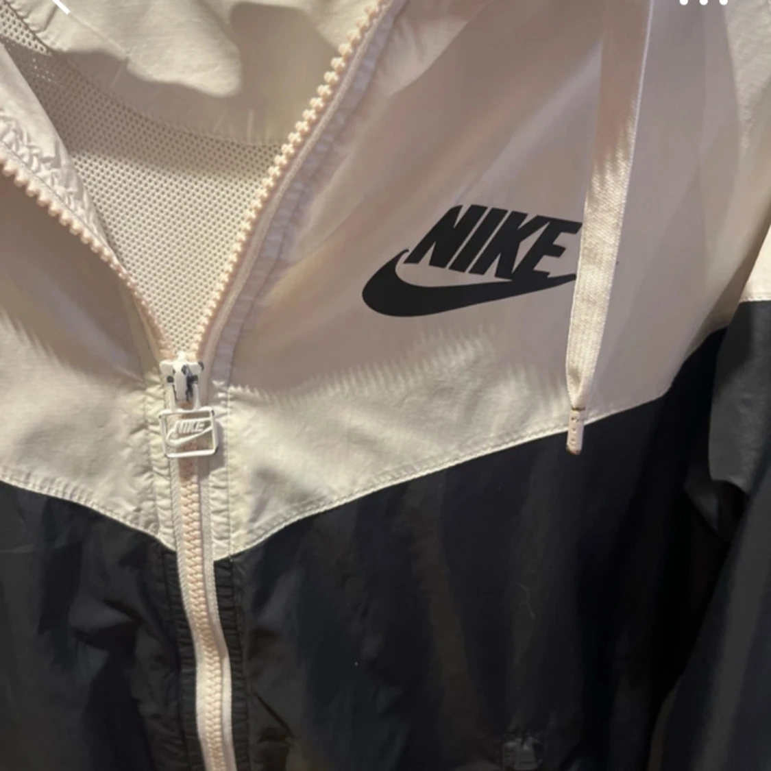 Svart och vit vindjacka från Nike - 1