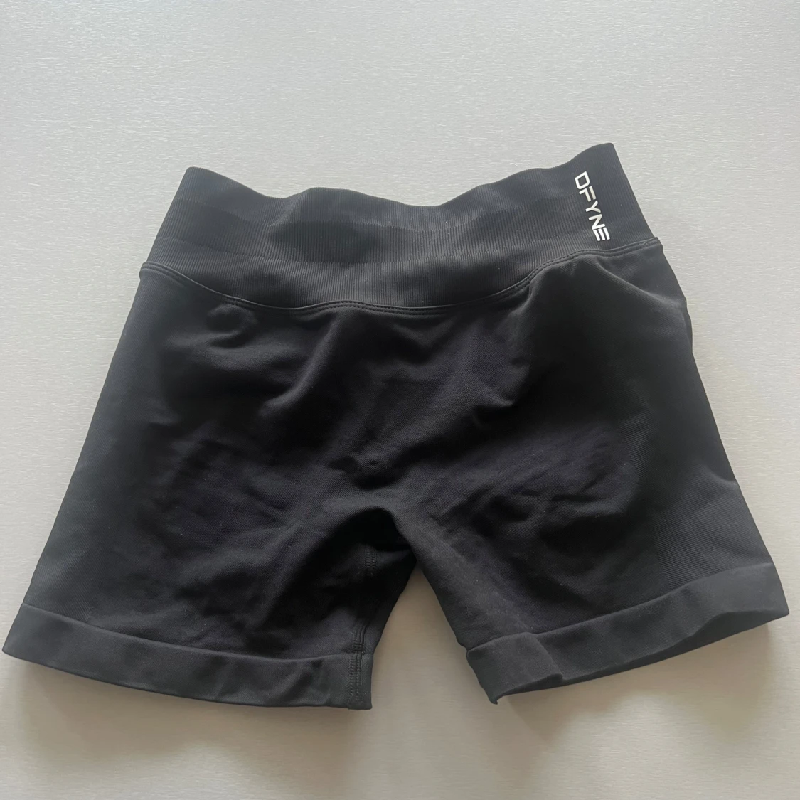 Svarta träningsshorts från DFYNE - 2