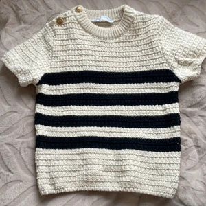 stickad t-shirt från Zara💓💓 - Säljer en snygg beige stickad tröja från Zara med svarta ränder och korta ärmar. Är perfekt att styla till några svarta byxor! I storlek s men passar även xxs-xs
