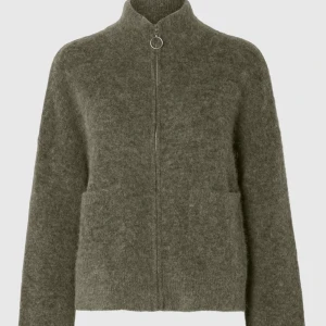 Grön stickad cardigan jacka  - Mysig grön stickad cardigan jacka . Jackan er strl S. Jag fick den i julklapp och säljer den för att jag har en i en annan färg. köpt för 1200💕