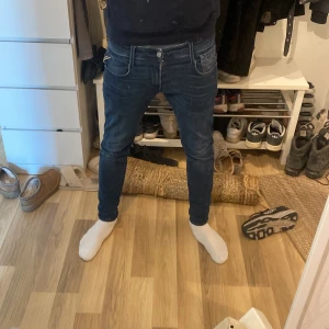 Blå jeans från Replay - Snygga blå jeans från Replay med klassisk femficksdesign och en bekväm passform. Den har två små slitningar syns på bild 4. Jag är 180 och väger 67 kg. Skriv vid fler funderingar!