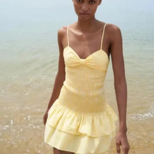 Gul klänning från Zara  - Säljer nu en superfin klänning från Zara i Xs❣️ Lånade bilder!!!!!superfint skick köpt på plick men har aldrig andvänd den❣️PRISET KAN DISKUETAS, skriv vid fler/egna bilder eller funderingar❣️❣️