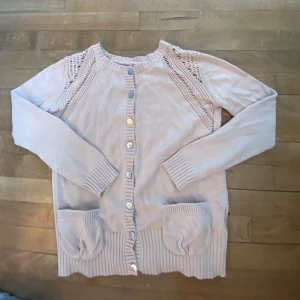 Ljusrosa/beige stickad kofta - Stickad kofta med virkade detaljer, fickor på framsidan och pärl-färgade knappar💘Det står strl 152 på lappen men passar någon som vanligtvis har XS. Är fett unik och går inte att hitta!