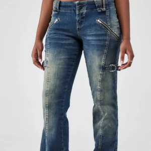 Low rise jeans  - Säljer dessa super coola low low jeans från Urban Outfitters då de tyvärr inte alls har kommit till användning. Andra bilden är lånad! 🍓❤️‍🔥