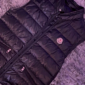 Moncler gui väst - Säljer nu min moncler gui väst. Den är mörkblå och i fint skick. Nypris är ca 9000. Säljer för den är för liten. Den är storlek 1 vilket motsvarar ungefär S. Det är bara att höra av sig vid frågor eller funderingar