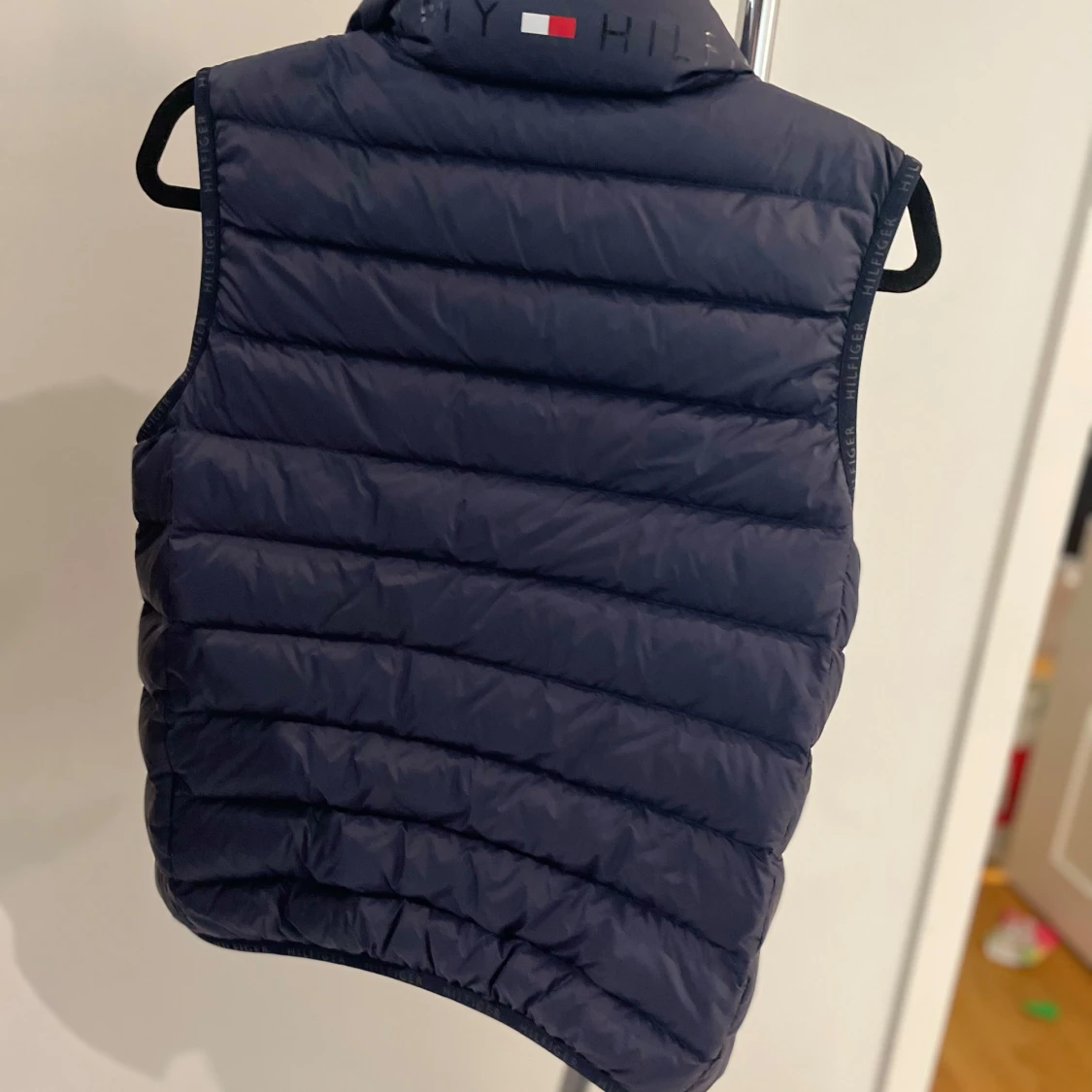 Mörkblå dunväst från Tommy Hilfiger - 1