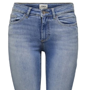 Blå bootcut jeans från ONLY - Snygga blå bootcut jeans från ONLY. Säljer för att dom inte kommer användning. Passar bra till  sneakers. Original pris 550 kr