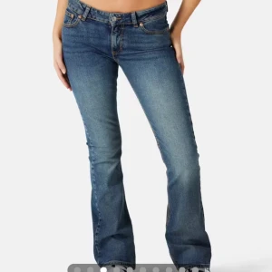 Blå bootcut jeans - Snygga blå bootcut jeans med låg midja😇säljer då dom tyvärr blivit för stora på mej💓skriv vid intresse av fler bilder!!org pris 599kr