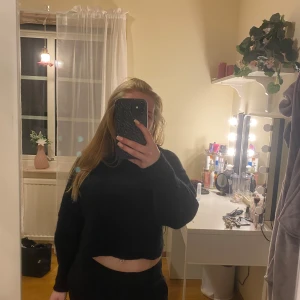 Svart stickad tröja - Kort svart stickad, köpt seconhand