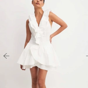 Studentklänning  - Säljer denna superfina slutsålda vita klänningen från NAKD, den är aldrig använd endast testad med prislappen kvar! Säljer då den inte är min storlek 🥰🥰