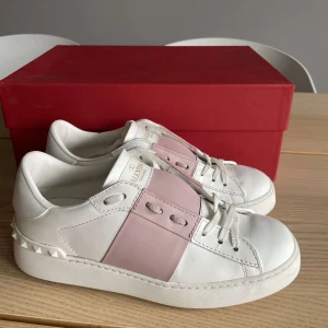 Rosa Valentinos  - Rosa valentino open - stl 36 - väldigt bra skick 9/10 - box kommer med vid köp! - SJÄLVKLART ÄKTA!! - otroligt snygg sko och passar till alla tillfällen! - nypris: 7200kr. Hör av er vid funderingar🙌