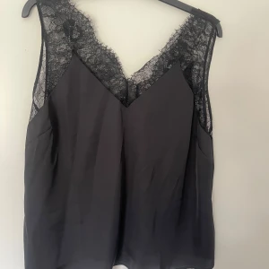 Spets linne - Fint linne från H&M, nytt. Siden och spets. 