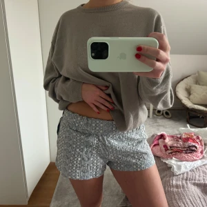 Shorts - Säljer mina söta shorts som passar perfekt så sommaren. Nedvikta på bilden. 