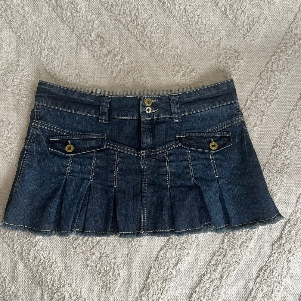 Snygg jeanskjol med volang och fickor där fram. Snygg och passar jätte bra nu till sommaren. . Hameet.