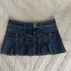 Jeanskjol volang - Snygg jeanskjol med volang och fickor där fram. Snygg och passar jätte bra nu till sommaren. 