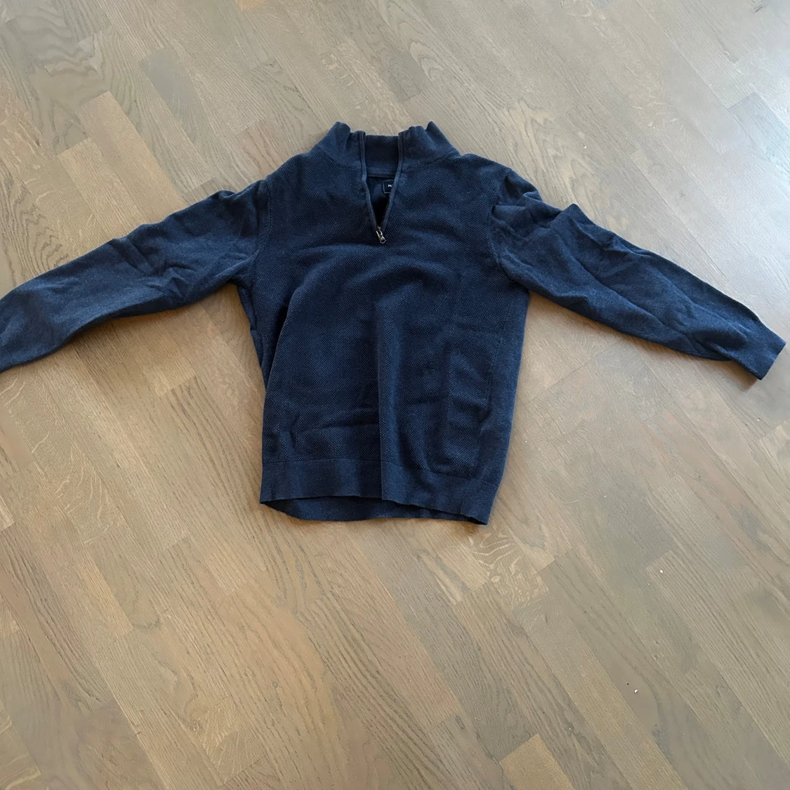 Mörkblå tröja med dragkedja