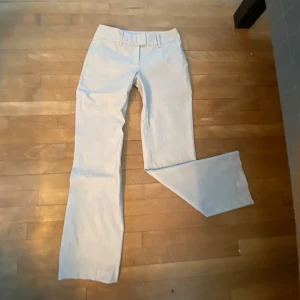 Unika kostymbyxor - Skitsnygga lowwaist kostymbyxor med en knapp där bak! Det står 32 på lappen men de passar mig som vanligtvis brukar ha 35💘 Midjemått: 35, Skrev: 20, Innerbenslängd: 77